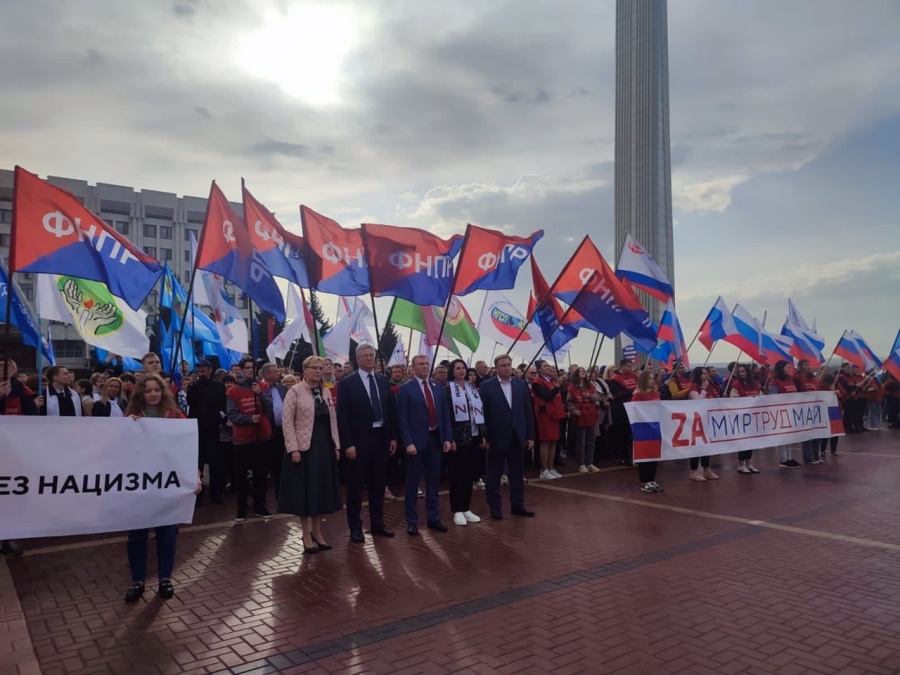«Za мир! Труд! Май!», «Zа мир без нацизма!» «Za мир! Труд! Май!», «Zа мир без нацизма!»