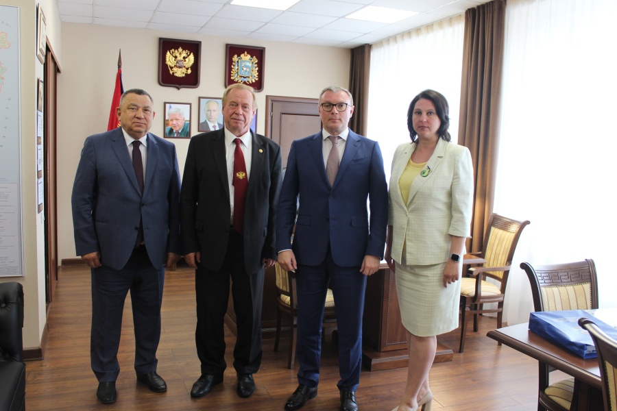 Рабочая встреча председателя ФПСО Дмитрия Геннадьевича Колесникова с Николаем Анатольевичем Водяновым - председателем Общероссийского Профсоюза работников государственных учреждений и общественного обслуживания РФ