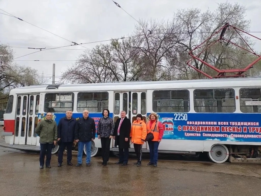В преддверии 1 мая в рейс запущен праздничный трамвай с профсоюзной символикой
