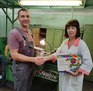 Профком ПАО "ОДК-Кузнецов" вручил работникам организации-членам профсоюза, подарочные наборы для детей-первоклассников