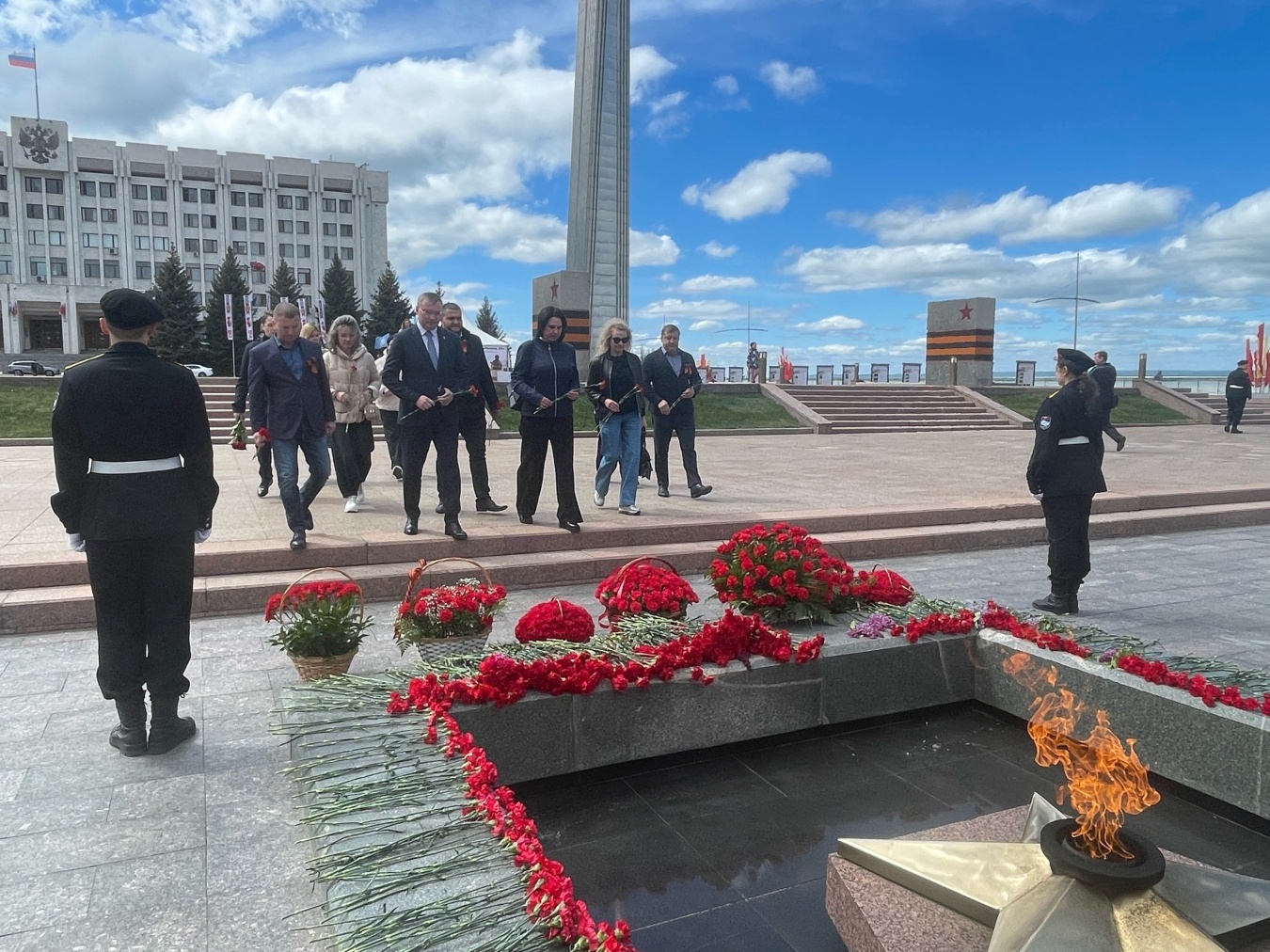 8 мая представители Федерации профсоюзов Самарской области приняли участие в церемонии возложения цветов к горельефу «Скорбящей Матери-Родине» на площади Славы