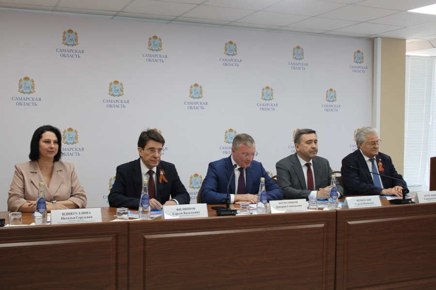 Первомайские мероприятия продолжились в Доме профсоюзов, где состоялась рабочая встреча председателя Федерации независимых профсоюзов России Сергея Ивановича Черногаева с представителями профсоюзов региона