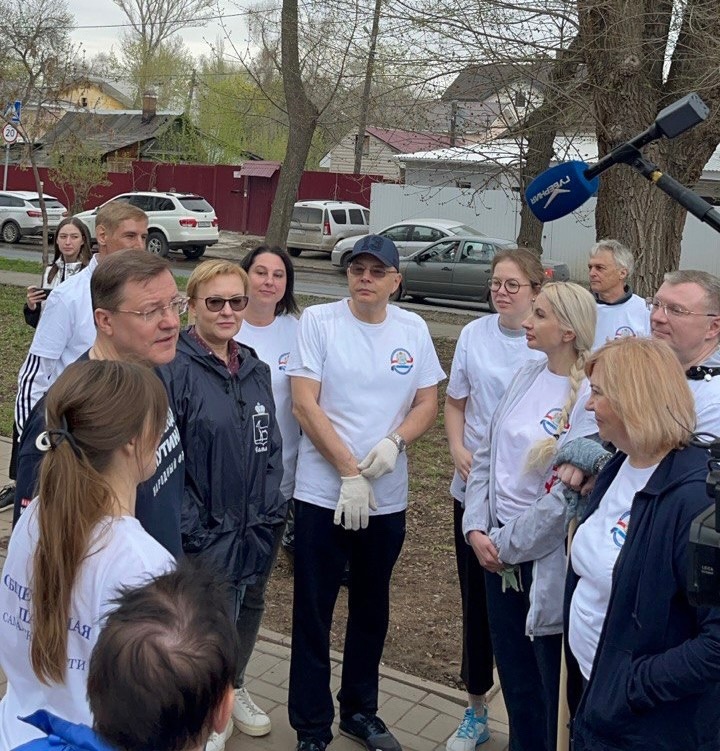 Прошел субботник на Аллее Трудовой Славы с участием Губернатора Самарской области Дмитрия Игоревича Азарова