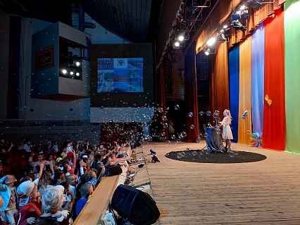 Почти 400 первоклассников, детей членов Профсоюза АСМ, сегодня поздравили с наступающим первым учебным днём в Доме офицеров