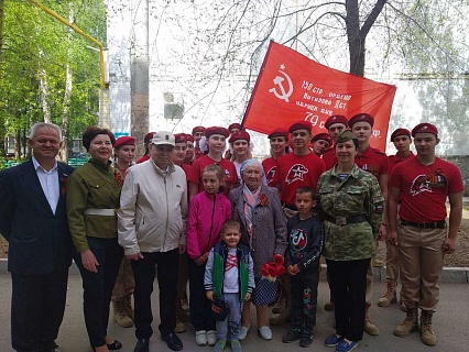 В первомайские праздничные дни принял участие в концерте в парке Победы участник Самарского конкурса профсоюзной рабочей песни, представитель Международного аэропорта «Курумоч» Виталий Царёв