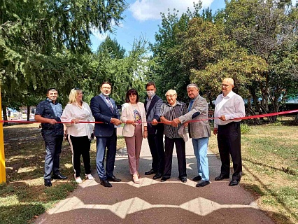 Открылась красочная аллея парящих зонтиков