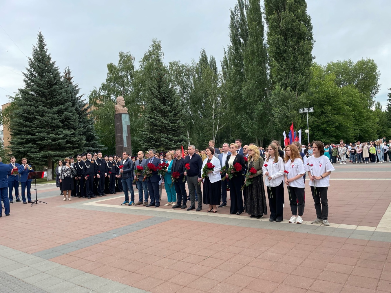 Возложение цветов к Вечному огню