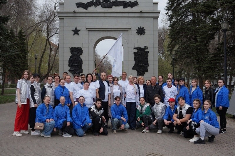 Прошел субботник на Аллее Трудовой Славы с участием Губернатора Самарской области Дмитрия Игоревича Азарова