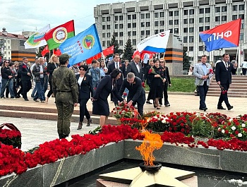 6 мая 2025 года, в преддверии 80-летия Победы в Великой Отечественной войне представители Федерации профсоюзов Самарской области приняли участие в церемонии возложения цветов к горельефу «Скорбящей Матери-Родине» на площади Славы