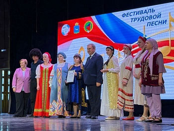 Нам песня строить и жить помогает!