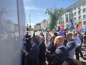1 мая в рамках Первомая от Окружного Дома офицеров состоялась отправка гуманитарного конвоя в рамках акции профсоюзов "Солидарность"