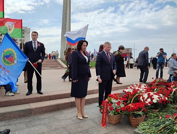 6 мая 2025 года, в преддверии 80-летия Победы в Великой Отечественной войне представители Федерации профсоюзов Самарской области приняли участие в церемонии возложения цветов к горельефу «Скорбящей Матери-Родине» на площади Славы