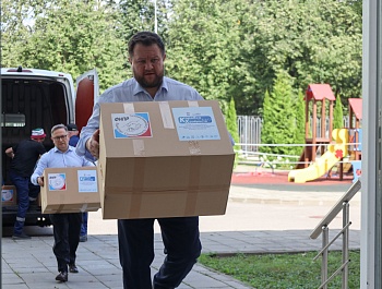 Профсоюзы России передали подарки юным пациентам онкоцентра имени Блохина