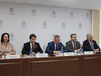 Первомайские мероприятия продолжились в Доме профсоюзов, где состоялась рабочая встреча председателя Федерации независимых профсоюзов России Сергея Ивановича Черногаева с представителями профсоюзов региона