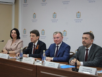 Первомайские мероприятия продолжились в Доме профсоюзов, где состоялась рабочая встреча председателя Федерации независимых профсоюзов России Сергея Ивановича Черногаева с представителями профсоюзов региона